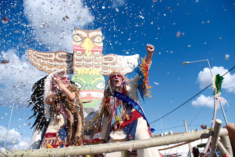 El colorido y la diversión inundaron las calles de Gines con su ‘Carnaval de Luz’